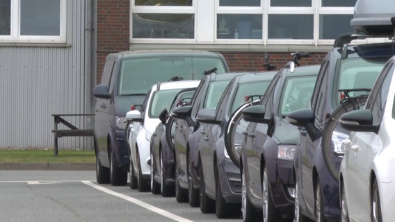 Mehrere Autos stehen vor dem Fähranleger in Dagebüll. © NDR 