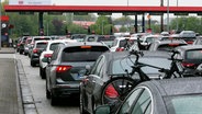 Fahrzeuge stehen in langen Schlangen vor einer Autoverladestation an der Fähre nach Sylt. © dpa-Bildfunk Foto: Frank Molter/dpa