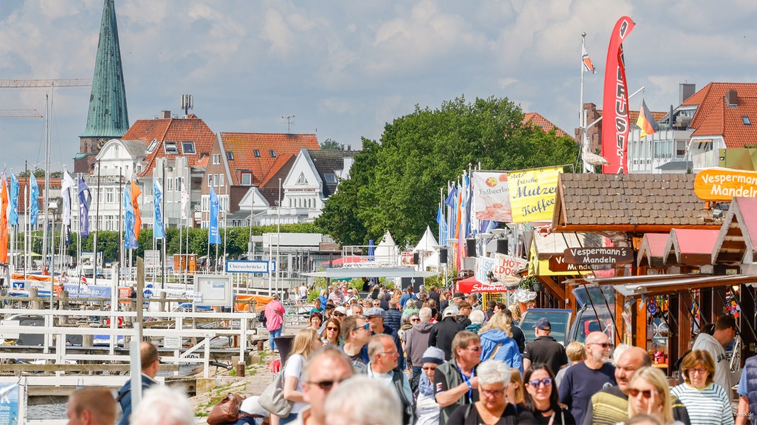 Besucher auf der Travemünder Woche in Lübeck