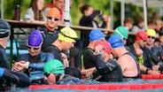 Viele Teilnehmer warten auf den Start des Triathlons in Lensahn. © Fotografie Felix Schlikis Foto: Felix Schlikis