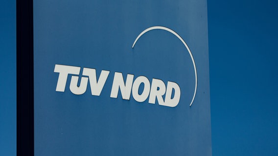 Das TÜV Nord Logo auf einem blauen Schild. © picture alliance / Fotostand Foto: Fotostand / Gelhot