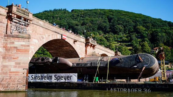 Das U-Boot U17 wird unter einer Brücke hindurch transportiert. © dpa-Bildfunk Foto: Uwe Anspach/dpa