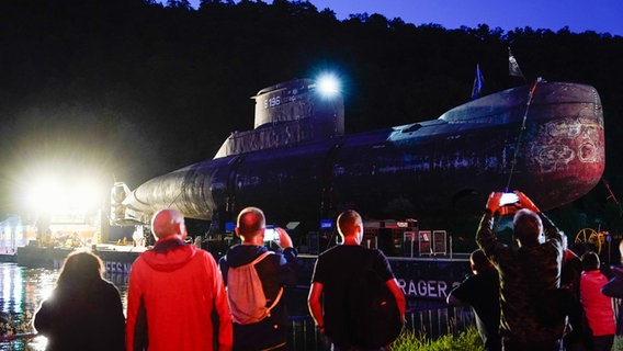 Zuschauer beobachten den Transport des U-Bootes U17 © dpa-Bildfunk Foto: Uwe Anspach/dpa