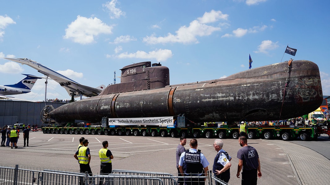 Das Marine-U-Boot U17 fährt bei der Ankunft auf das Gelände des Technikmuseums Sinsheim.