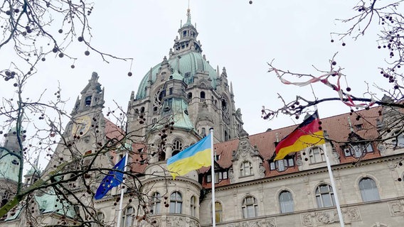 Am Jahrestag des russischen Angriffs auf die Ukraine weht die ukrainische Flagge vor dem Neuen Rathaus in Hannover. © NDR Foto: Tanja Niehoff