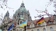 Am Jahrestag des russischen Angriffs auf die Ukraine weht die ukrainische Flagge vor dem Neuen Rathaus in Hannover. © NDR Foto: Tanja Niehoff