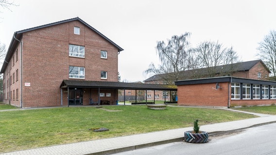 Die Landesunterkunft für Flüchtling in Bad Segeberg von außen. © picture alliance Foto: Markus Scholz