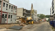 Am UKSH in Kiel wird ein Neubau wieder abgerissen. © NDR Foto: Fin Walden