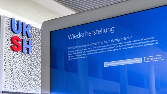 Eine elektronische Informationstafel im Hauptgebäude des Universitätsklinikums Schleswig-Holstein (UKSH) weist darauf hin, dass sie wegen eines Problems mit Windows Software nicht funktioniert. © Markus Scholz/dpa 