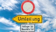 Abgebildet sind ein Straßenschild mit der Bedeutung "Durchfahrt verboten", ein Umleitungswegweiser sowie ein Schild mit der Aufschrift "Anliger bis Baustelle frei". © picture alliance / SULUPRESS.DE Foto: Torsten Sukrow