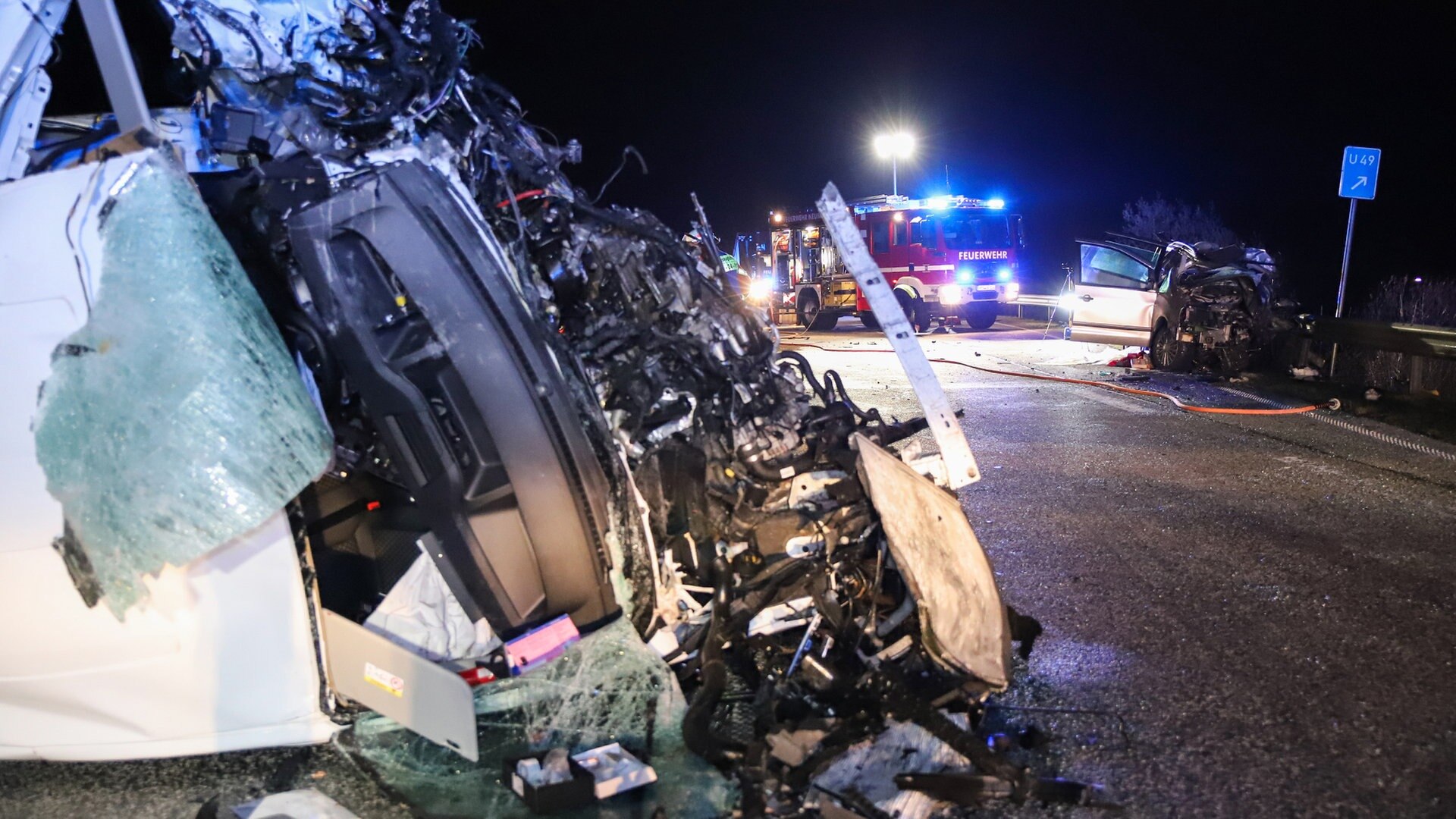 Schwerer Unfall Mit Zwei Minivans Auf B205 Zwei Menschen Sterben Ndr De Nachrichten Schleswig Holstein