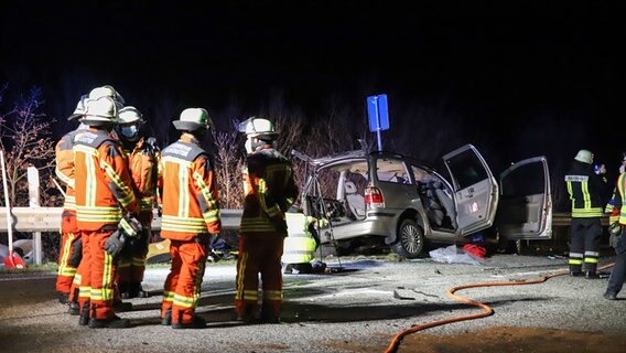 Schwerer Unfall Mit Zwei Minivans Auf B205 Zwei Menschen Sterben Ndr De Nachrichten Schleswig Holstein