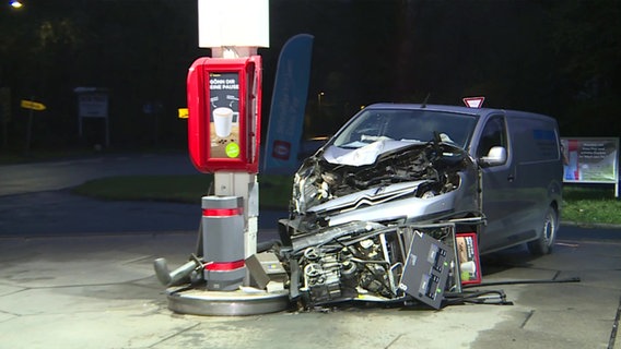 Autowrack nach Unfall an Zapfsäule in Barmstedt  (Kreis Pinneberg) © Westküstennews Foto: Westküstennews/ Florian Sprenger