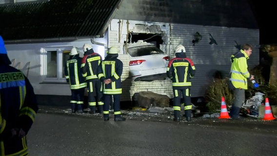 Dollrottfeld bei Kappeln an der Schlei: Ein Fahrzeug st in eine Außenmauer gekracht. © westküstennews 