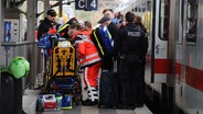 Nach einem Zusammenstoß mit einem Zug, werden Passagiere behandelt am Itzehoer Bahnhof. © westküstennews 