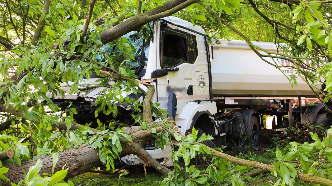 Hemdingen: Lkw landet nach Unfall in Vorgarten | NDR.de - Nachrichten ...