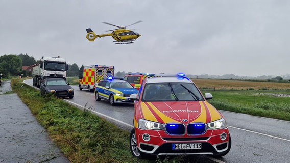 Ein gelber Rettungshubschrauber hebt ab von einer Unfallstelle auf der B5 bei Nordermeldorf. © WestküstenNews 