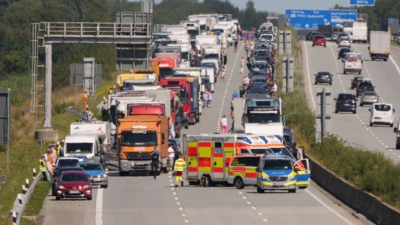 Ein schwerer Unfall auf der A7 Fahrtrichtung Süden kurz hinter Neumünster Nord. © Daniel Friederichs 