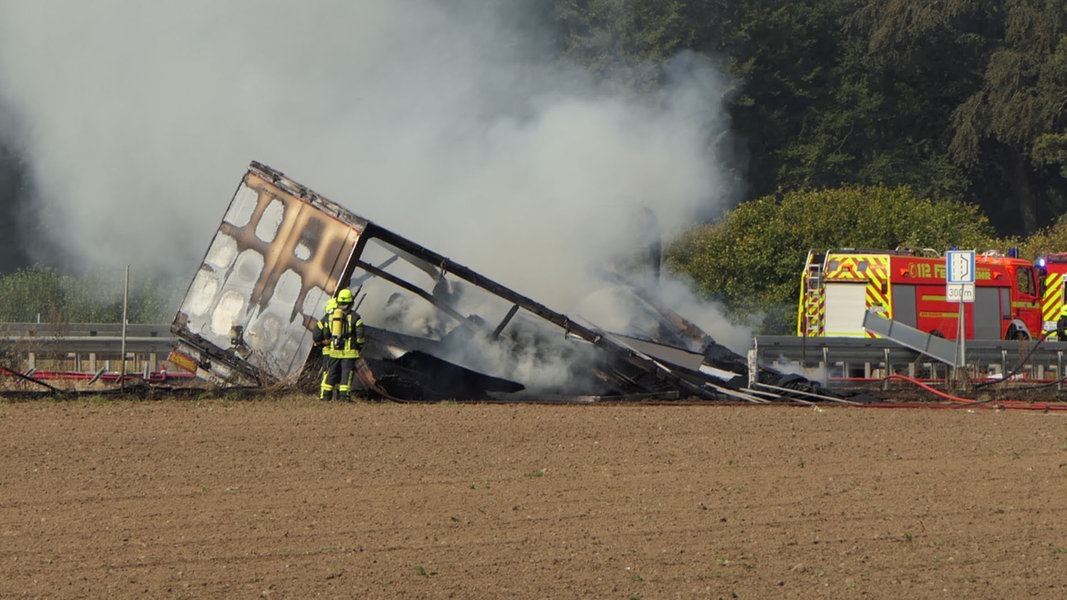 Lkw-Brand auf A21 bei Leezen – Autobahn voll gesperrt