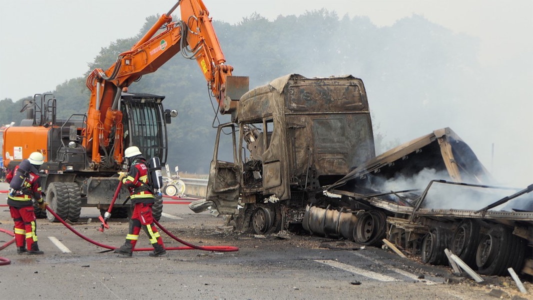 Lkw-Brand auf A21 bei Leezen: Vollsperrung Richtung Norden bleibt