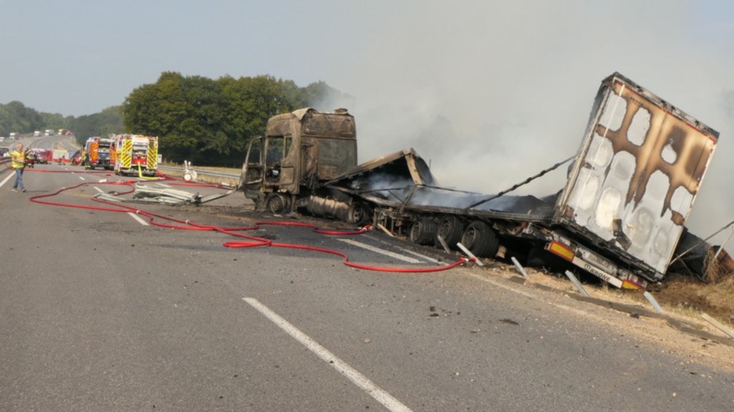 Nach Lkw-Brand auf A21 bei Leezen: Eine Spur wieder frei