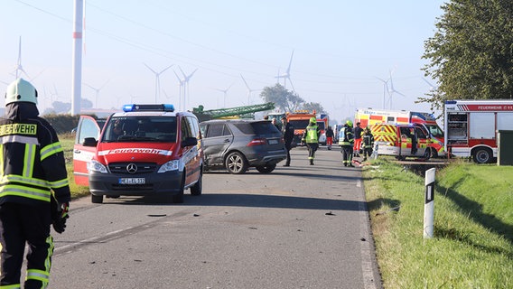 Feuerwehr und Rettungskräfte sind im Einsatz auf der L119 bei Karolinenkoog nach einem Verkehrsunfall. © WestküstenNews 