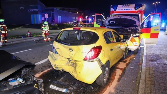 Ein Unfall zwischen PKW und Krankenwagen. © Florian Sprenger Foto: Florian Sprenger