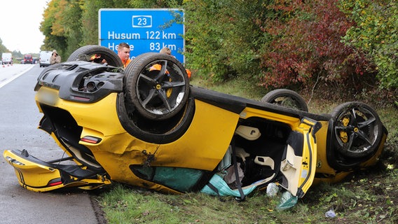 Ein verunfallter Sportwagen auf der A23 im Kreis Pinneberg. © Florian Sprenger 