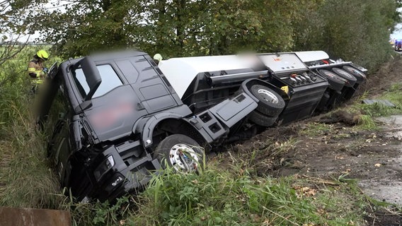 Ein Heizöllaster liegt im Straßengraben. © www.holstein-report.de Foto: Florian Sprenger