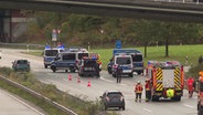 Einsatzkräfte der Polizei sperren eine Straße in Kiel nach einem Unfall. © NDR 