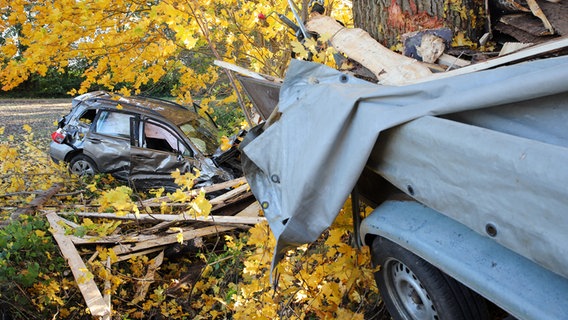 Ein verunfallter Pkw in einem Waldstück © Florain Sprenger Foto: Florain Sprenger