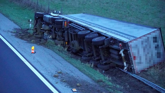 Ein umgekippter LKW am Straßenrand der A7. © Daniel Friederichs Foto: Daniel Friederichs