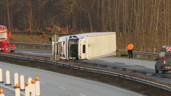 Auf der A21 liegt ein LKW auf der Seite und verursacht eine Vollsperrung der Autobahn. © Daniel Friedrichs Foto: Daniel Friedrichs