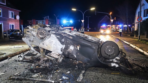 Ein Pkw liegt nach einem Unfall auf dem Dach © Florian Sprenger Foto: Florian Sprenger