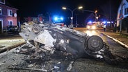 Ein Pkw liegt nach einem Unfall auf dem Dach © Florian Sprenger Foto: Florian Sprenger