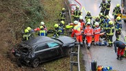 Einsatzkräfte der Feuerwehr helfen bei einem Unfall auf einer Autobahn © Florian Foto: Florian Sprenger