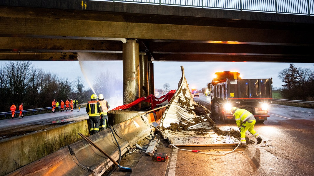 Nach Lkw-Unfall auf A1: Autobahn Richtung Süden wieder frei