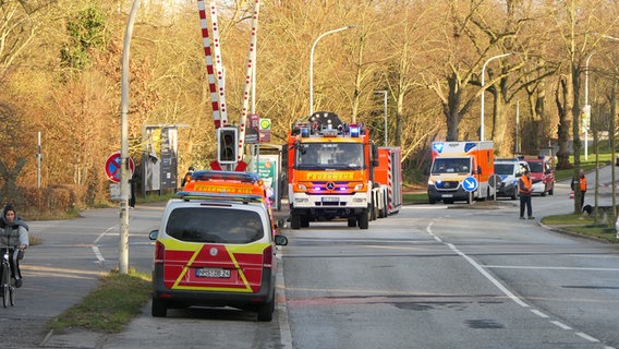 Feuerwehrfahrzeuge an einem gesperrten Bahnübergang © Daniel Friederichs Foto: Daniel Friederichs