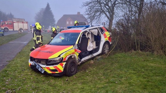 Ein durch einen Unfall beschädigtes Einsatzfahrzeug eines Rettungsdienstes am Rand einer Landstraße. © NDR 