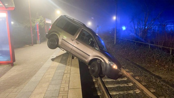 Ein Auto hängt auf den Gleisen eines Zugbahnhofs. © Holstein-Report 