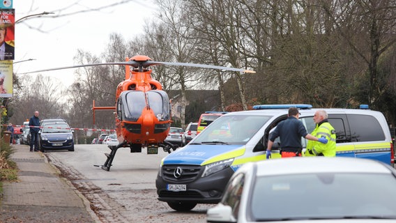 Nach einem Verkehrsunfall ist ein Rettungshubschrauber sowie die Polizei vor Ort. © Florian Sprenger Foto: Florian Sprenger