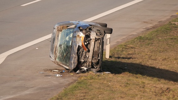 Ein verunfallter Wagen auf der A7 Neumünster-Mitte. © Daniel Friederichs Foto: Daniel Friederichs