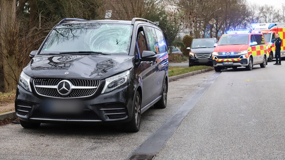 Ein verunfallter Leichenwagen steht auf der Straße. © Florian Sprenger 