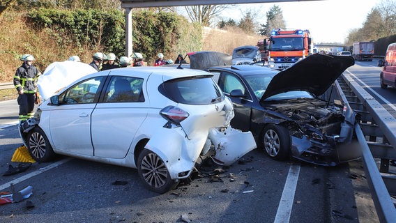 ein Autounfall auf der A23 im Kreis Pinneberg bei Halstenbek. © Florian Sprenger 