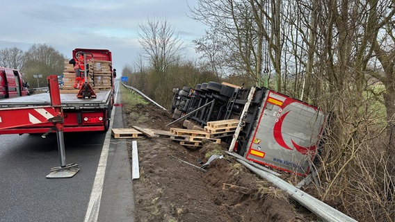 Ein umgekippter Möbellaster liegt in einer Böschung auf der A210. © Danfoto Foto: Danfoto