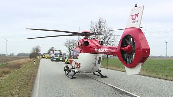 Ein Rettungshubschrauber steht auf der Straße nach einem Unfall auf der B5 zwischen Heide und Hemme . © holstein-report.de Foto: Florian Sprenger