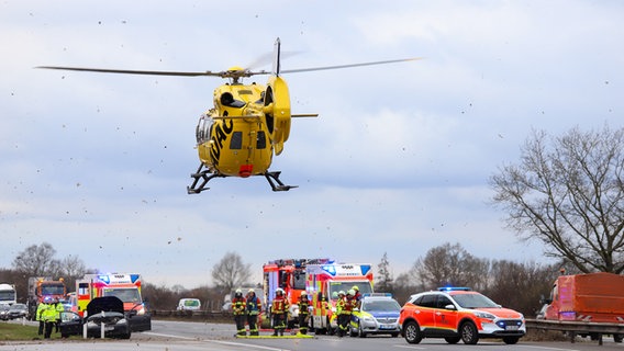 Beschädigte Autos, Polizei, Rettungskräfte und ein ADAC-Hubschrauber bei einem Unfall auf der A23 bei Tornesch. © Florian Sprenger Foto: Florian Sprenger