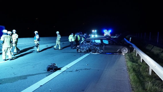 Ein stark beschädigter BMW steht nach einer Kollision mit der Mittelleitplanke auf der Fahrbahn. © NDR Foto: Daniel Friederichs