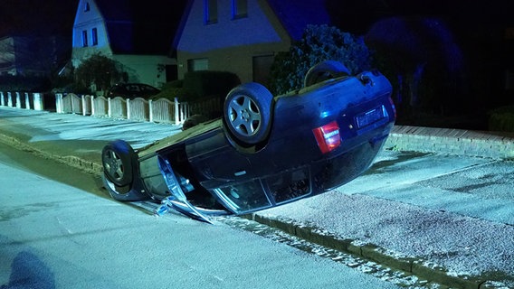 Ein überschlagener Audi liegt in einer Nebenstraße auf dem Dach. © Daniel Friederichs Foto: Daniel Friederichs