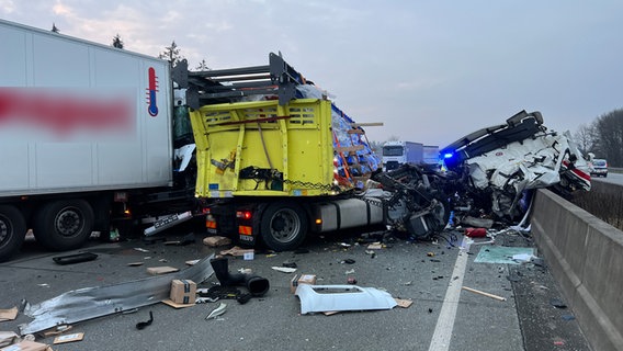 Auf der A7 liegen die Trümmer verunfallter LKWs. © Florian Sprenger Foto: Florian Sprenger